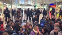 Unas 100 personas se sientan en la estación Sants convocadas por los CDR