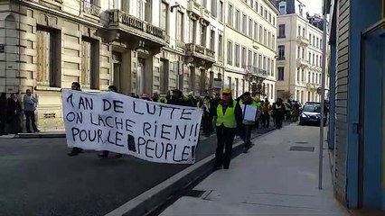 Les Gilets jaunes défilent à Tarare