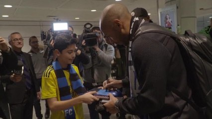 Impact - Henry accueilli en héros à l'aéroport