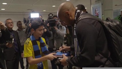 Impact - Henry accueilli en héros à l'aéroport