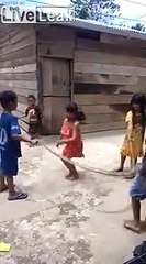 Vídeo viral: Estos niños 'saltan a la comba' con una serpiente muerta