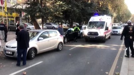 Topun peşinden caddeye çıkan çocuğa otomobil çarptı