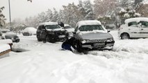 İran'da mevsimin ilk kar yağışı yaşamı olumsuz etkiledi - TAHRAN
