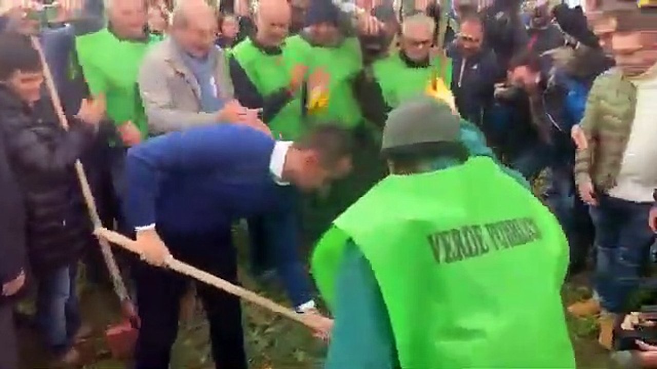 Di Maio a Casoria (Napoli) pianta Alberi per il Futuro (16.11.19)