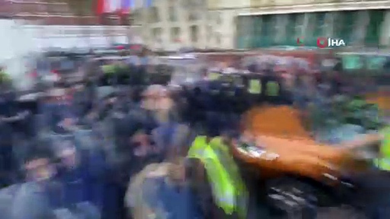 - Protestolarının Yıl Dönümünde Sokağa İnen Sarı Yeleklilere Polis Müdahalesi