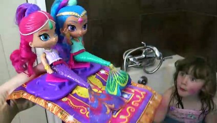 Sophia, Isabella e Alice - Brincando an Piscina com Brinquedos Shimmer e Shine e seus Tesouros Mágicos