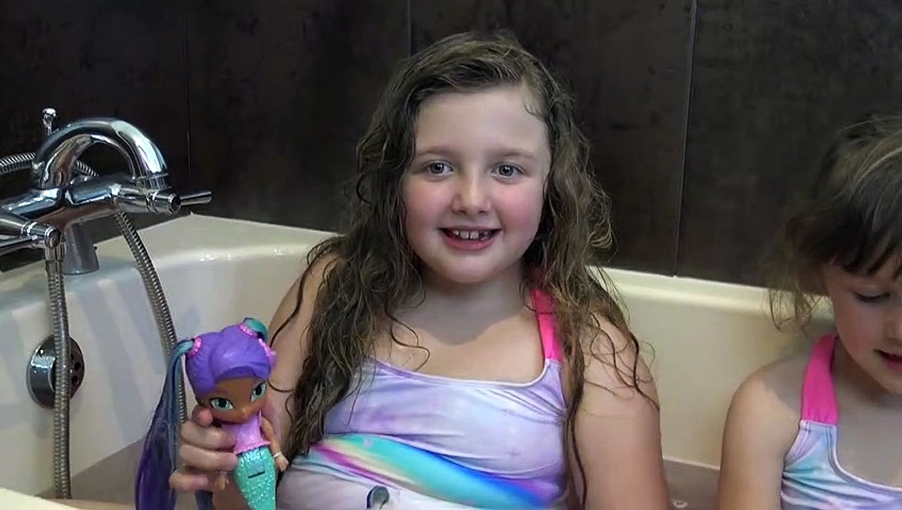 Sophia, Isabella e Alice - Brincando na Banheira com Brinquedos  Shimmer e Shine
