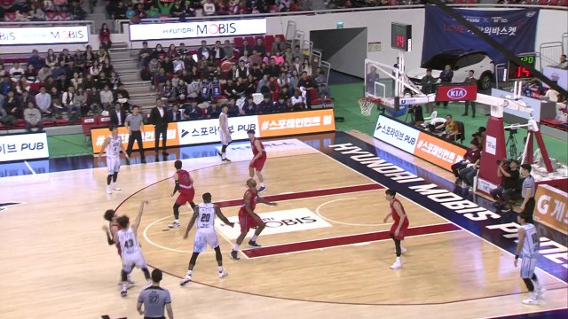 꽃다발 받고 결승골 비수...친정 울린 라건아·이대성 / YTN