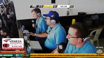 Relatador de futebol perde a cabeça durante a transmissão do jogo!