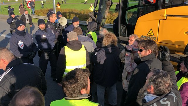 Les Gilets jaunes bloquent la quatre voies