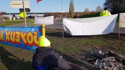 Les Gilets jaunes au rond-point d'innovia
