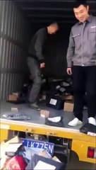 Voilà comment on décharge les colis en chine...