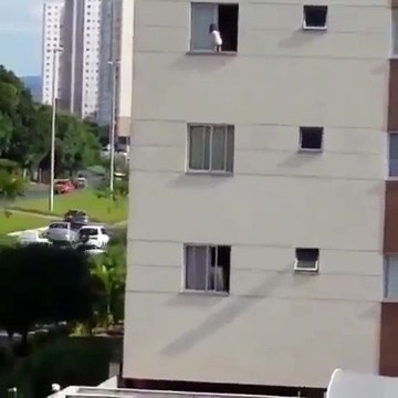 Un bébé joue sur le rebord de la fenêtre au 4ème étage