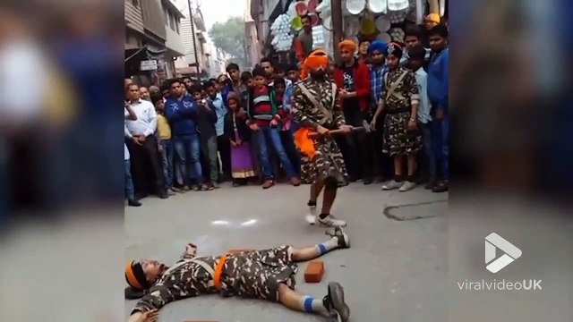 Show risqué en pleine rue : il cogne à la masse les yeux bandés