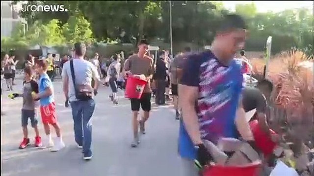 شاهد: الجيش الصيني ينشر جنوده في هونغ كونغ لتنظيف الشوارع