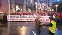 Pensionistas vascos se manifiestan por unas pensiones 