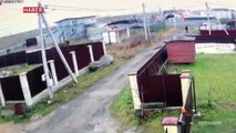 Rusya'da irtifa kaybeden uçak evin bahçesine düştü