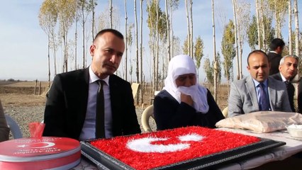 Asker üniformalı öğrencilerden şehit ailesine ziyaret - AĞRI