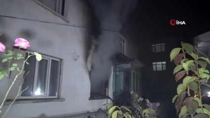 Evde çıkan yangın paniğe neden oldu, kurtarılan kediyi mahalleli sakinleştirdi