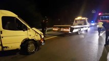İzmir'de lastiği patlayan minibüs devrildi: 4 yaralı