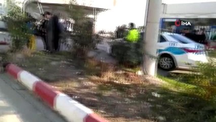 Akaryakıt istasyonunda yıkadığı aracına otomobil çarptı