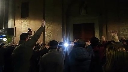Un grupo de franquistas entonan el Cara al Sol y realizan el saludo fascista el 20N en Valladolid
