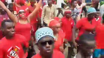 Une marée humaine se dirige vers le rond-point de l'aéroport de Conakry