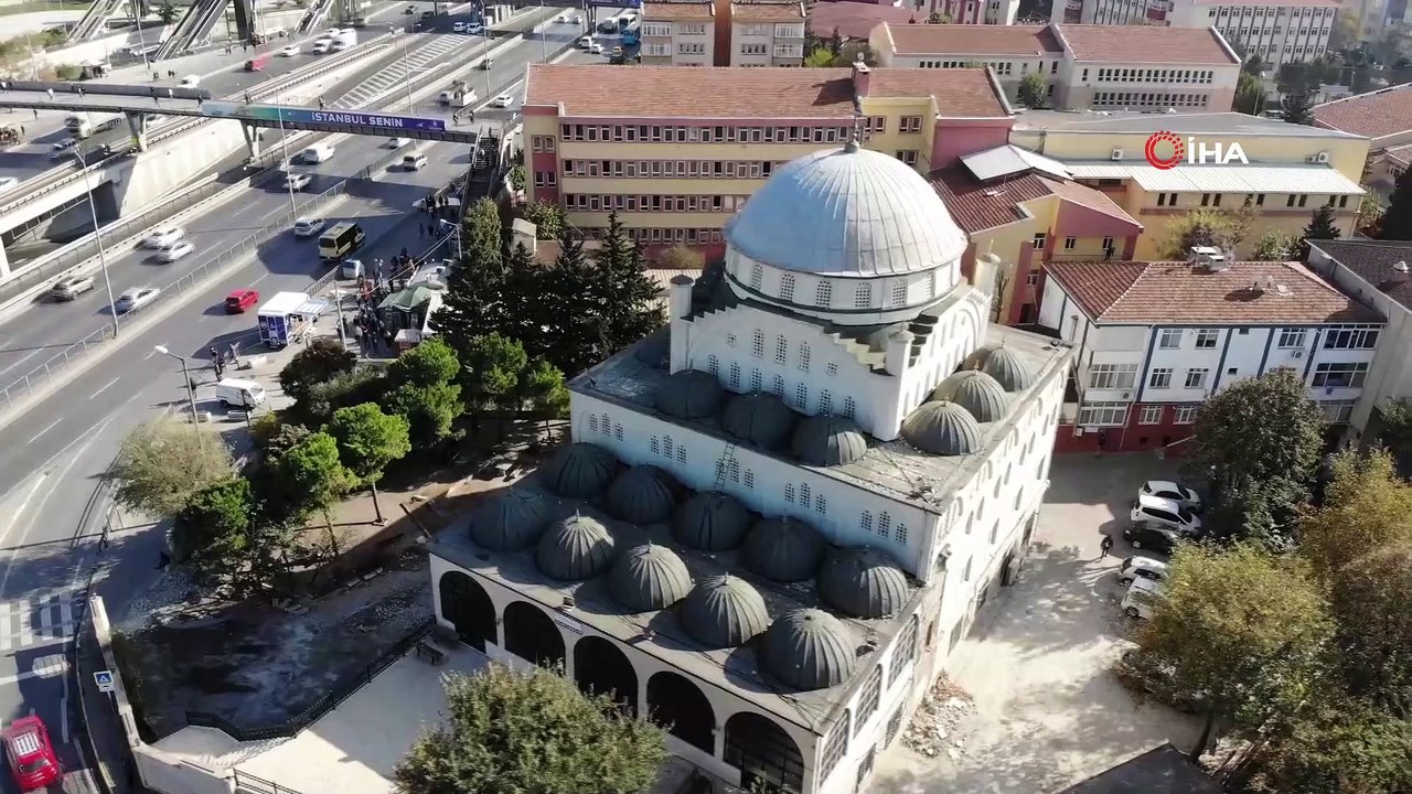 Avcılar’da depremde minaresi yıkılan caminin akıbeti bekleniyor