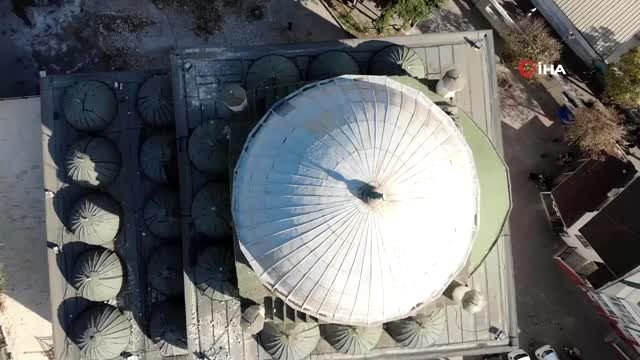 Avcılar'da depremde minaresi yıkılan caminin akıbeti bekleniyor