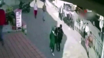 Başörtülü kıza yumruklu saldırı kamerada