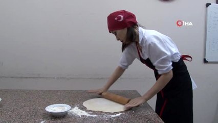 Yabancı gelin Türk mutfağının lezzetlerini kursta öğreniyor
