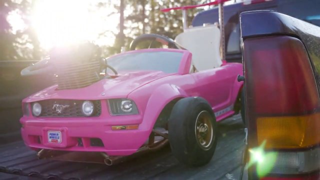 Il installe un moteur puissant dans une voiture jouet Barbie. Le résultat est impressionnant !