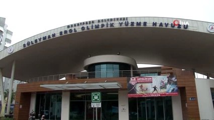 Antalyalı kadınlar havuzda jimnastikle form tutuyor