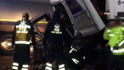 Kaza yapan şoför araçta sıkıştı...Kurtarma anları kamerada