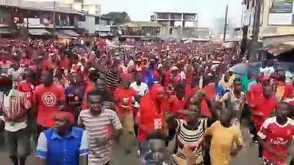 Une foule compacte dans la rue contre un 3e mandat d'Alpha Condé