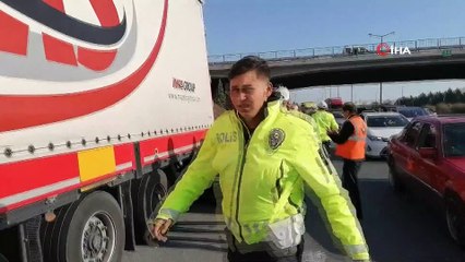 Otomobil tıra çarptı: 2 yaralı...Yaralılardan birinin parmakları koptu