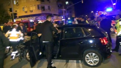 2 kişinin yaralandığı kazada sürücü kaçtı...Demokrasi Bulvarı’ndaki feci kaza kamerada