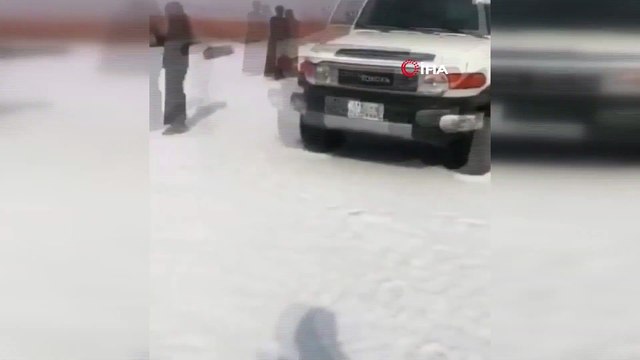 Suudi Arabistan'da Kar Yağdı