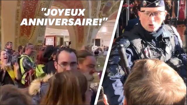 Les gilets jaunes envahissent en chansons les Galeries Lafayette à Paris