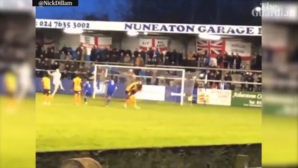 Il tire un penalty et détruit l’éclairage du stade