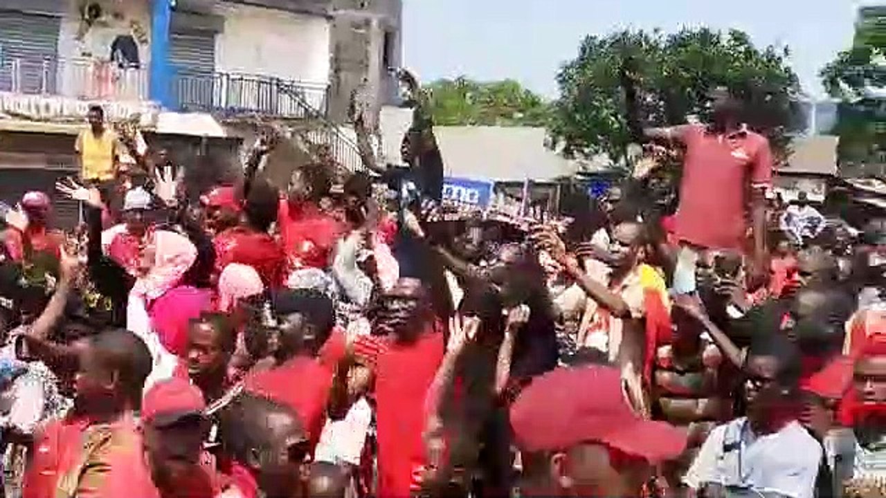 Une marée rouge à Bambeto