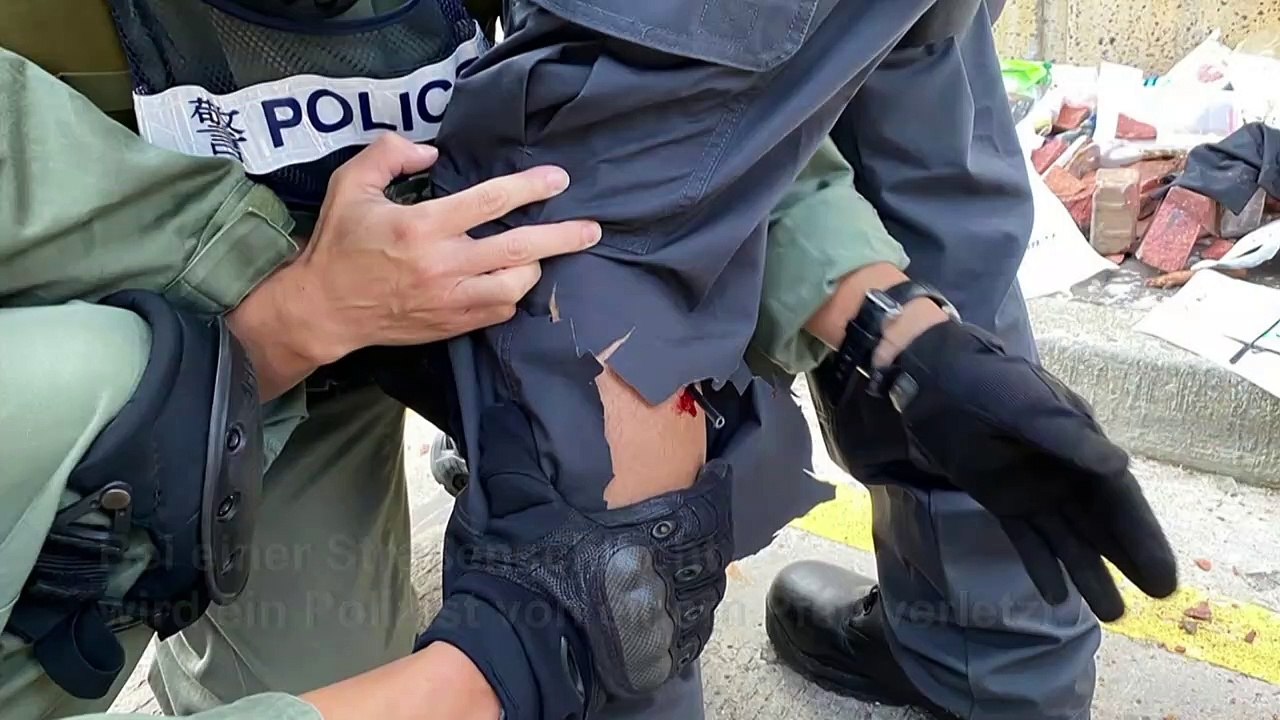 Polizist bei Protesten in Hongkong durch Pfeil verletzt