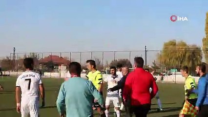 Kırmızı kart sonrası hakeme saldırdılar