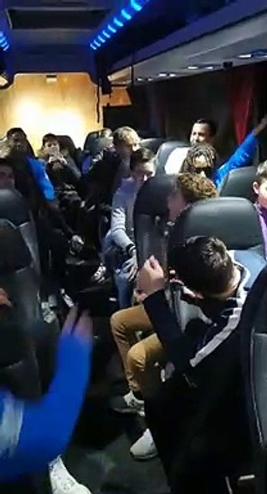 Football : les supporters de Thaon font la fête dans le bus après la qualification