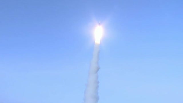 China lanza con éxito dos satélites multimedia globales