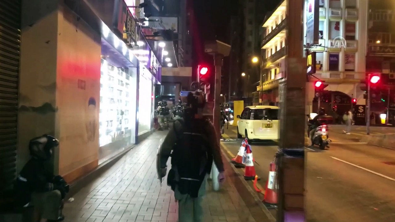 Hong Kong'daki protestolarda bir polis okla yaralandı (2) - HONG KONG