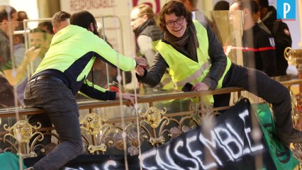 Des Gilets Jaunes s'invitent aux Galeries Lafayette