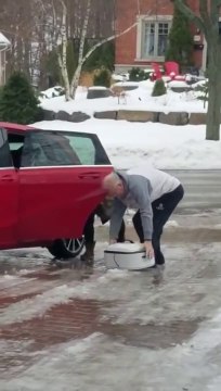 Quand le verglas t'empêche de grimper dans ta voiture