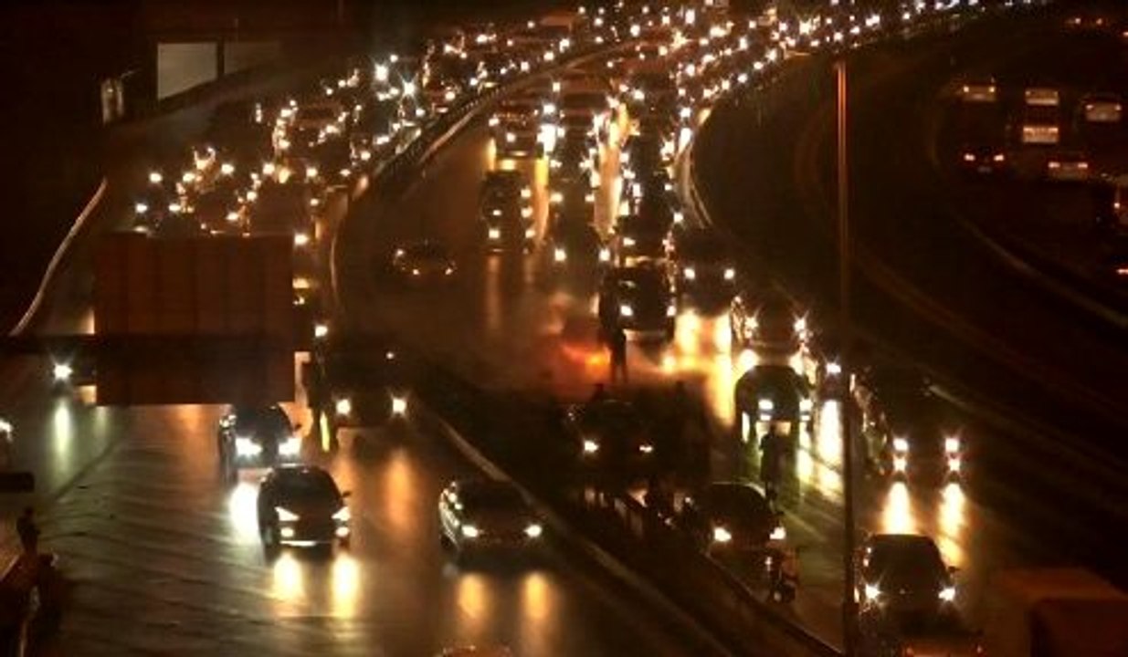 E5'te alev alev yanan aracı beton mikseri söndürdü