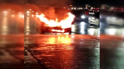 E-5'te alev alev yanan aracı beton mikseri söndürdü